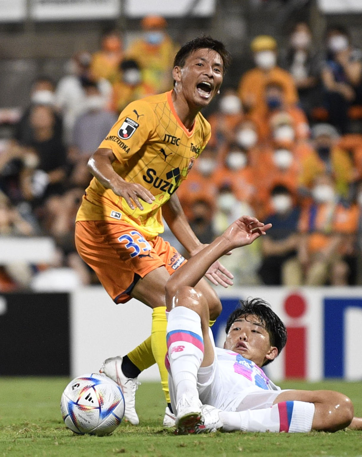 後半、好機を逃し、悔しがる清水・乾