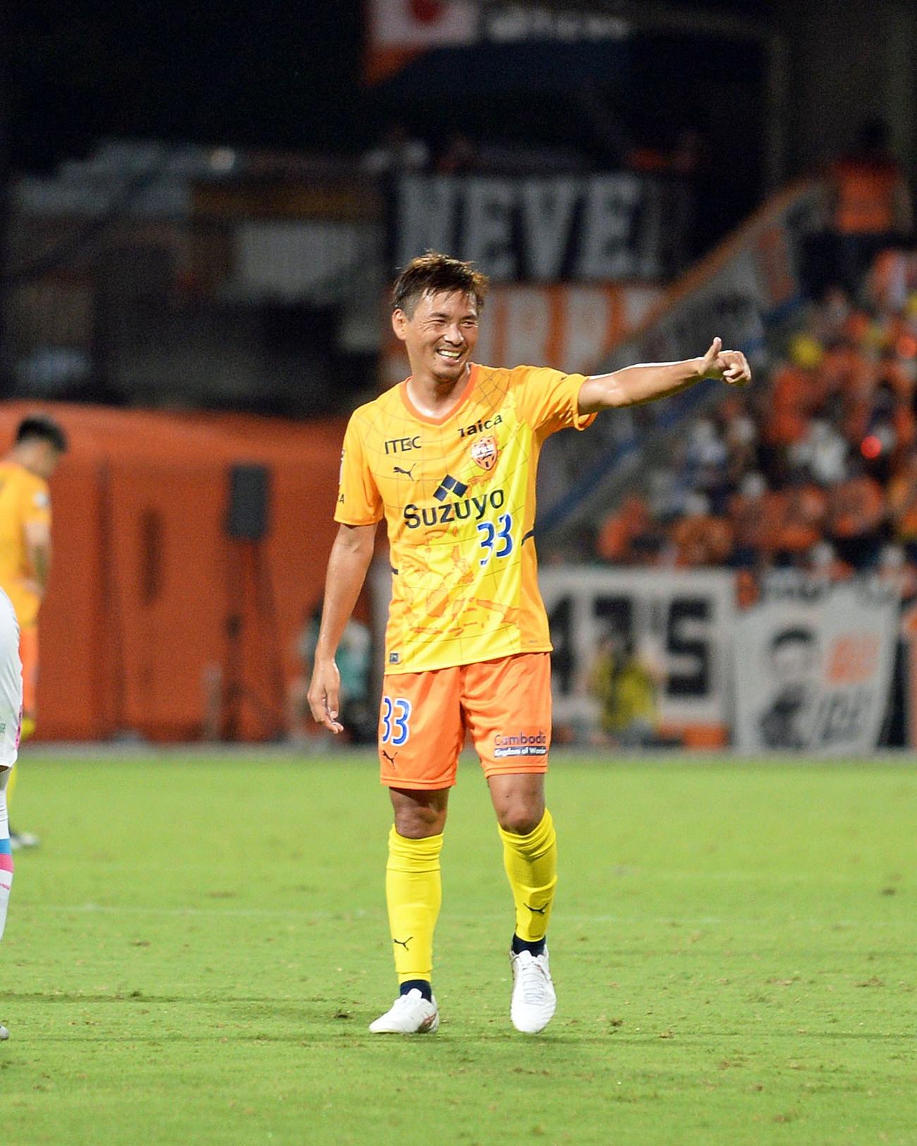 試合後、笑顔を見せる清水乾