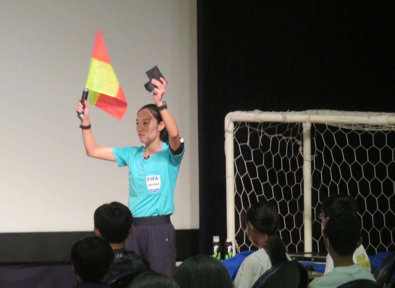 日本サッカーミュージアムが開催した夏休み自由研究イベントに登壇し、レフェリーの持ち物について語る山下審判員（撮影・磯綾乃）