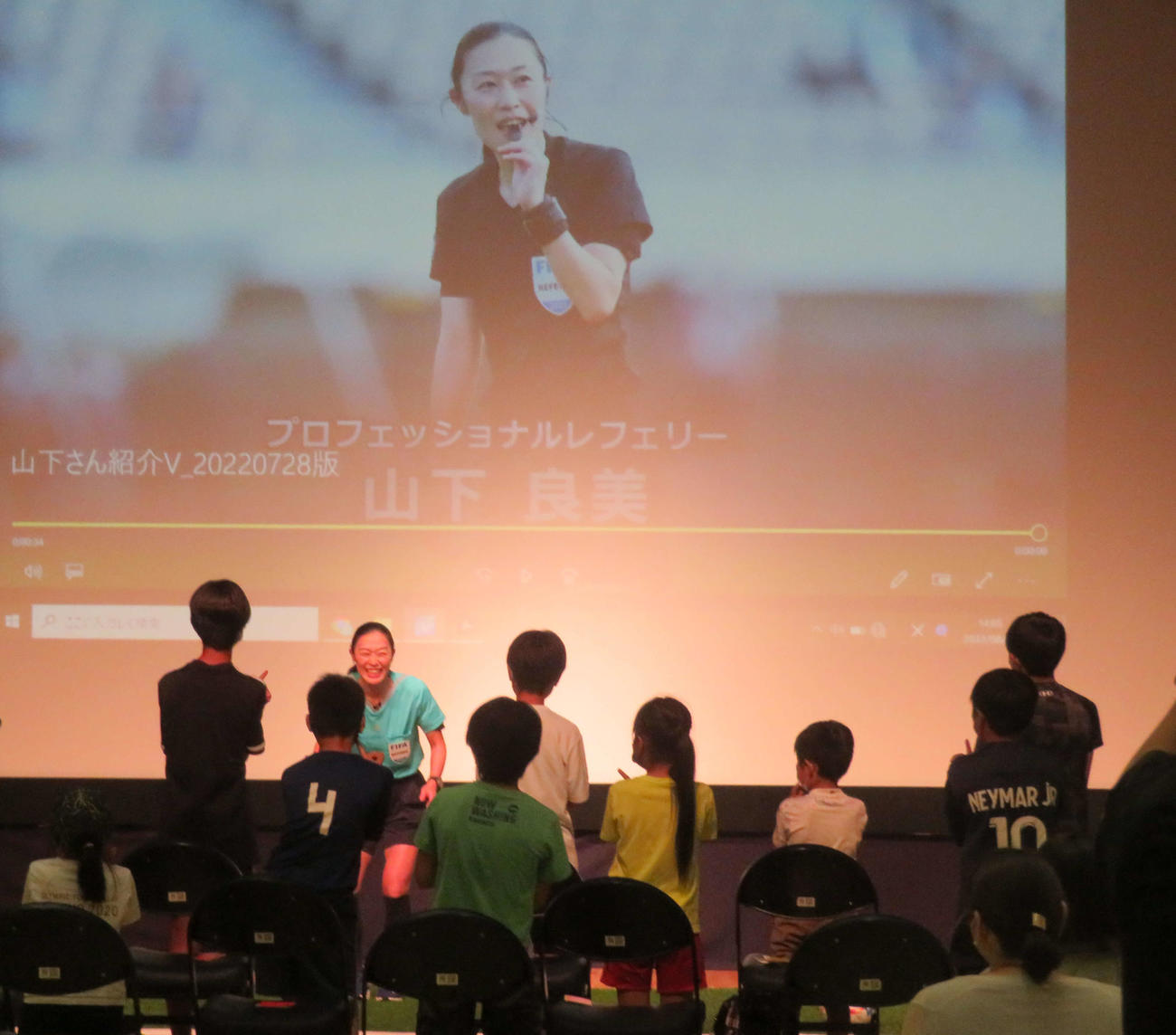 日本サッカーミュージアムが開催した夏休み自由研究イベントに登壇し、レフェリーの仕事について語る山下審判員（撮影・磯綾乃）