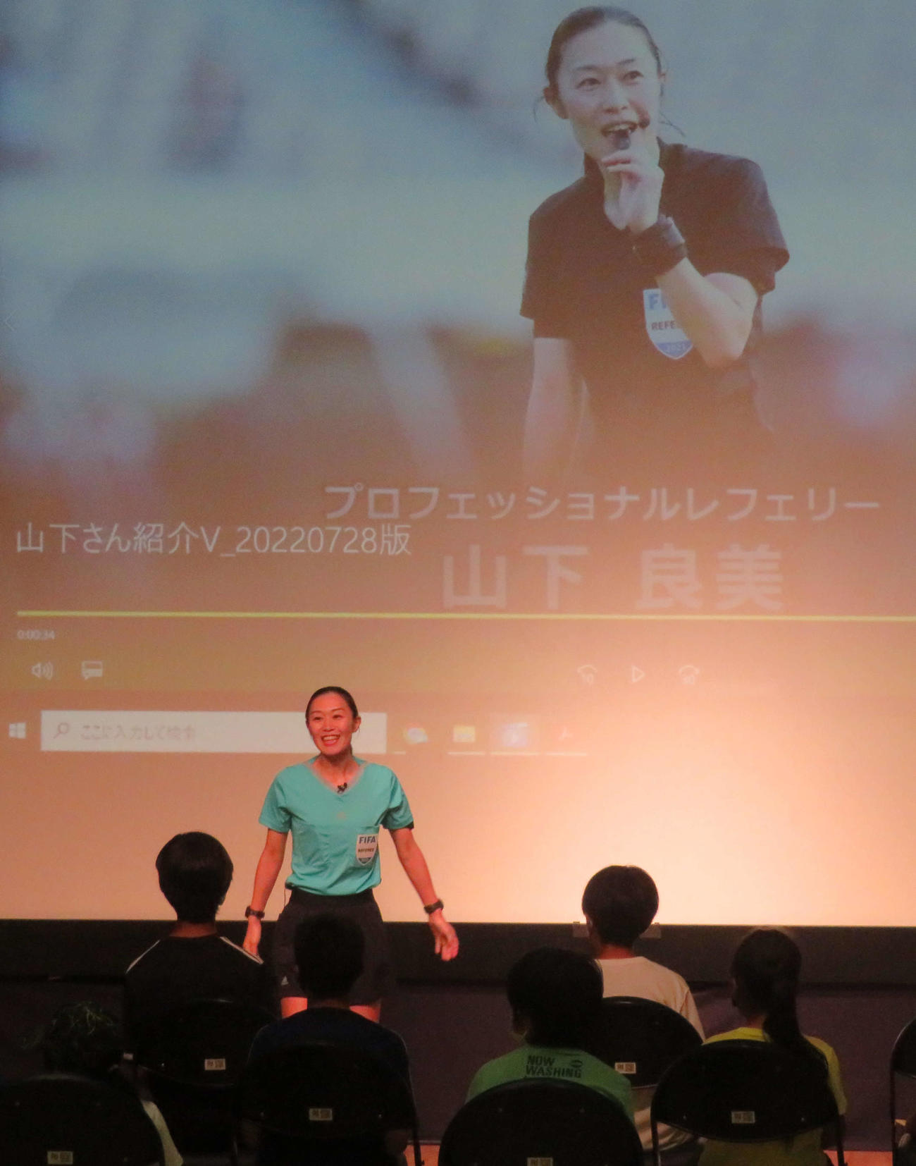 日本サッカーミュージアムが開催した夏休み自由研究イベントに登壇し、レフェリーの仕事について語る山下審判員（撮影・磯綾乃）