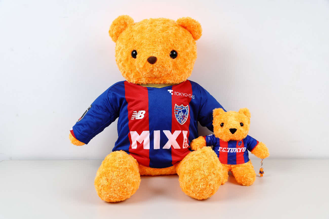 FC東京が行うイベント「Teddy Bear Day」で抽せんの当選者にプレゼントされるテディベアなど（クラブ提供）