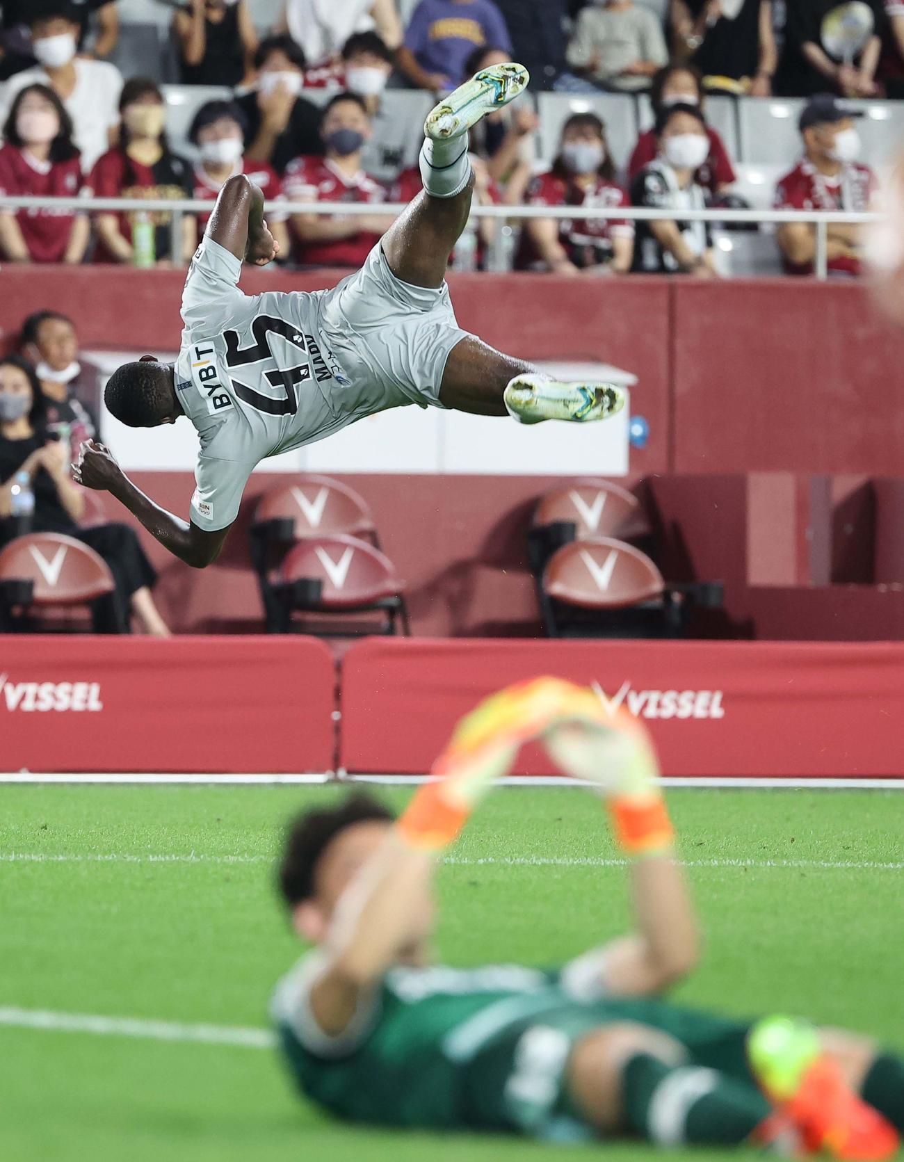 神戸対福岡　前半、先制ゴールを決めた福岡ジョン・マリはジャンプして喜ぶ（撮影・上田博志）