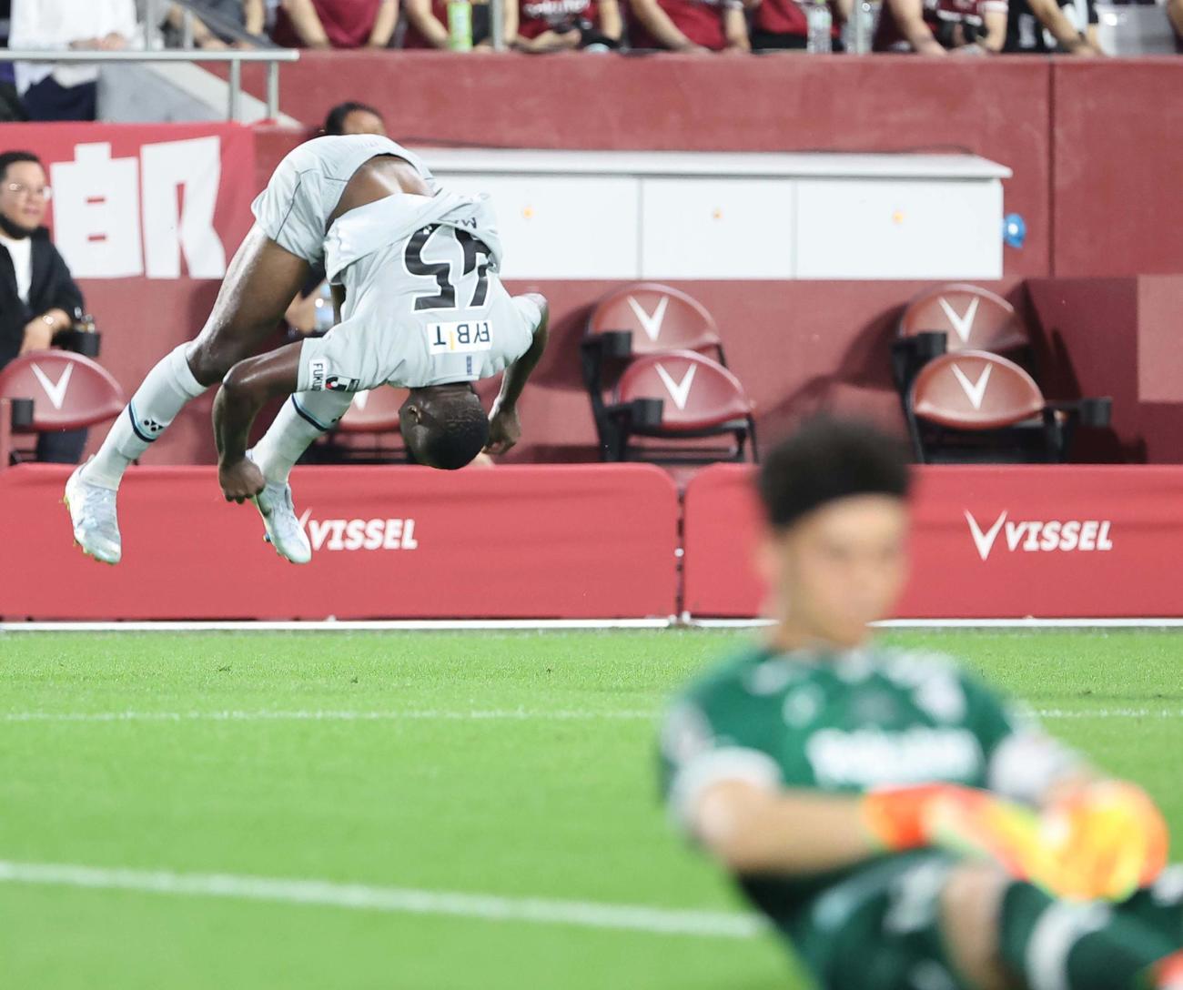 神戸対福岡　前半、先制ゴールを決めた福岡ジョン・マリはジャンプして喜ぶ（撮影・上田博志）