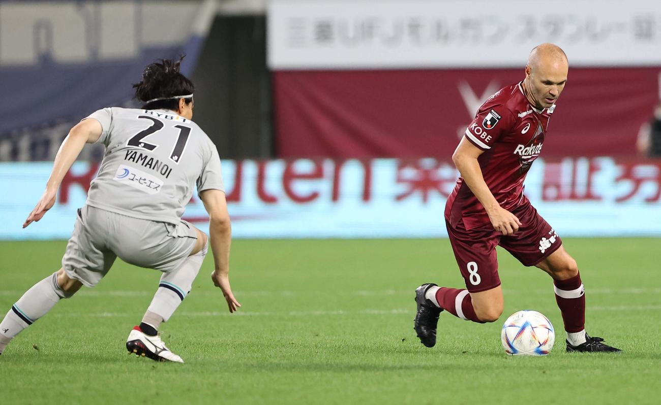 神戸対福岡　後半ロスタイム、福岡GK山ノ井（左）は神戸イニエスタと対峙する（撮影・上田博志）