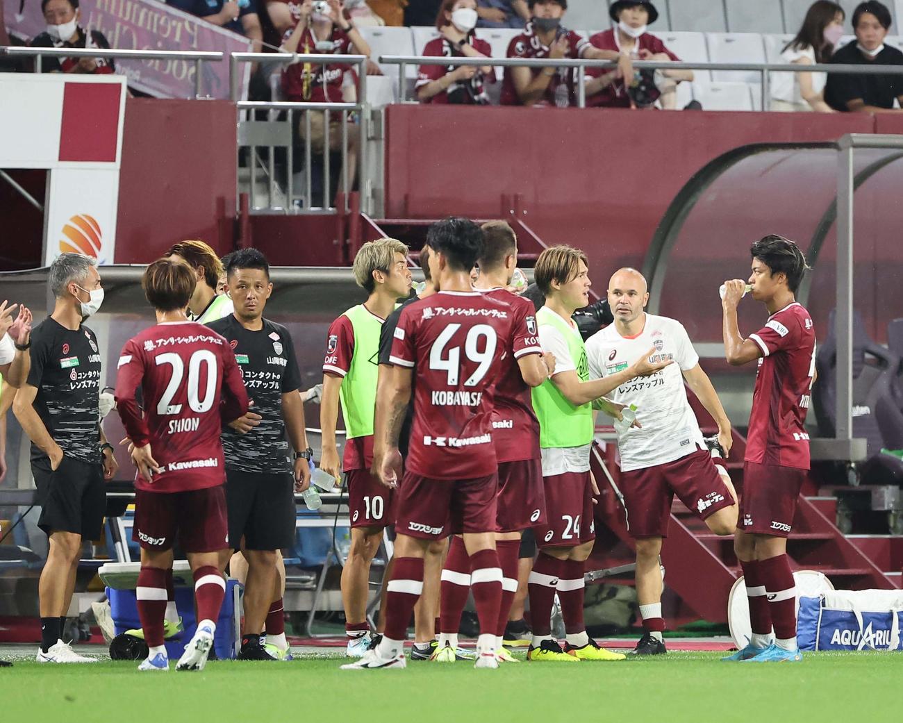 神戸対福岡　給水タイム、神戸イニエスタ（右から2人目）は選手にアドバイスを送る（撮影・上田博志）