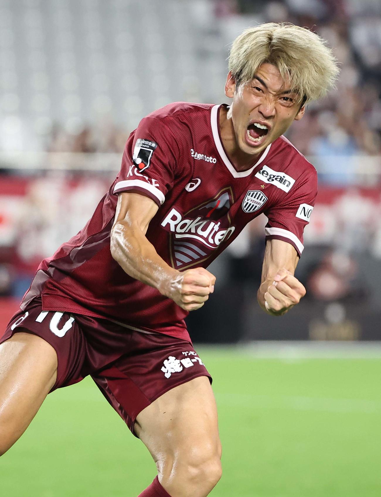 神戸対福岡　後半、頭でゴールを決めた神戸大迫はガッツポーズする（撮影・上田博志）
