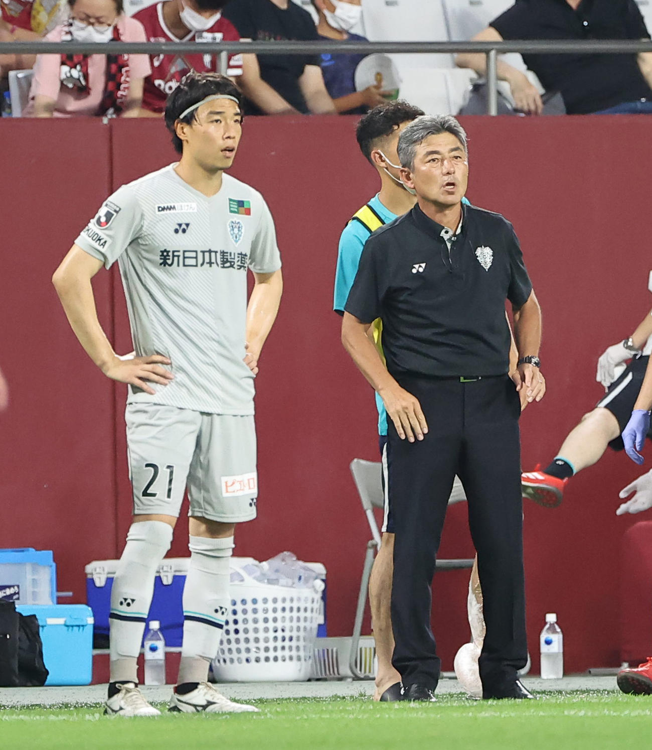神戸対福岡　後半、フィールドプレーヤーとして出場する福岡GK山ノ井。右は長谷部監督（撮影・上田博志）