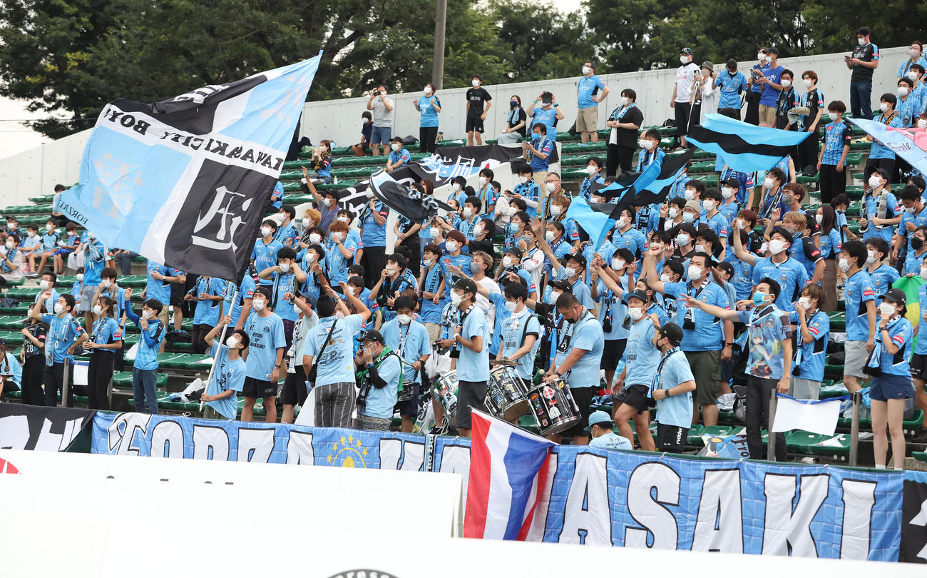 C大阪対川崎F　声出し応援が解禁になりマスクをしながらコールする川崎Fサポーター（撮影・白石智彦