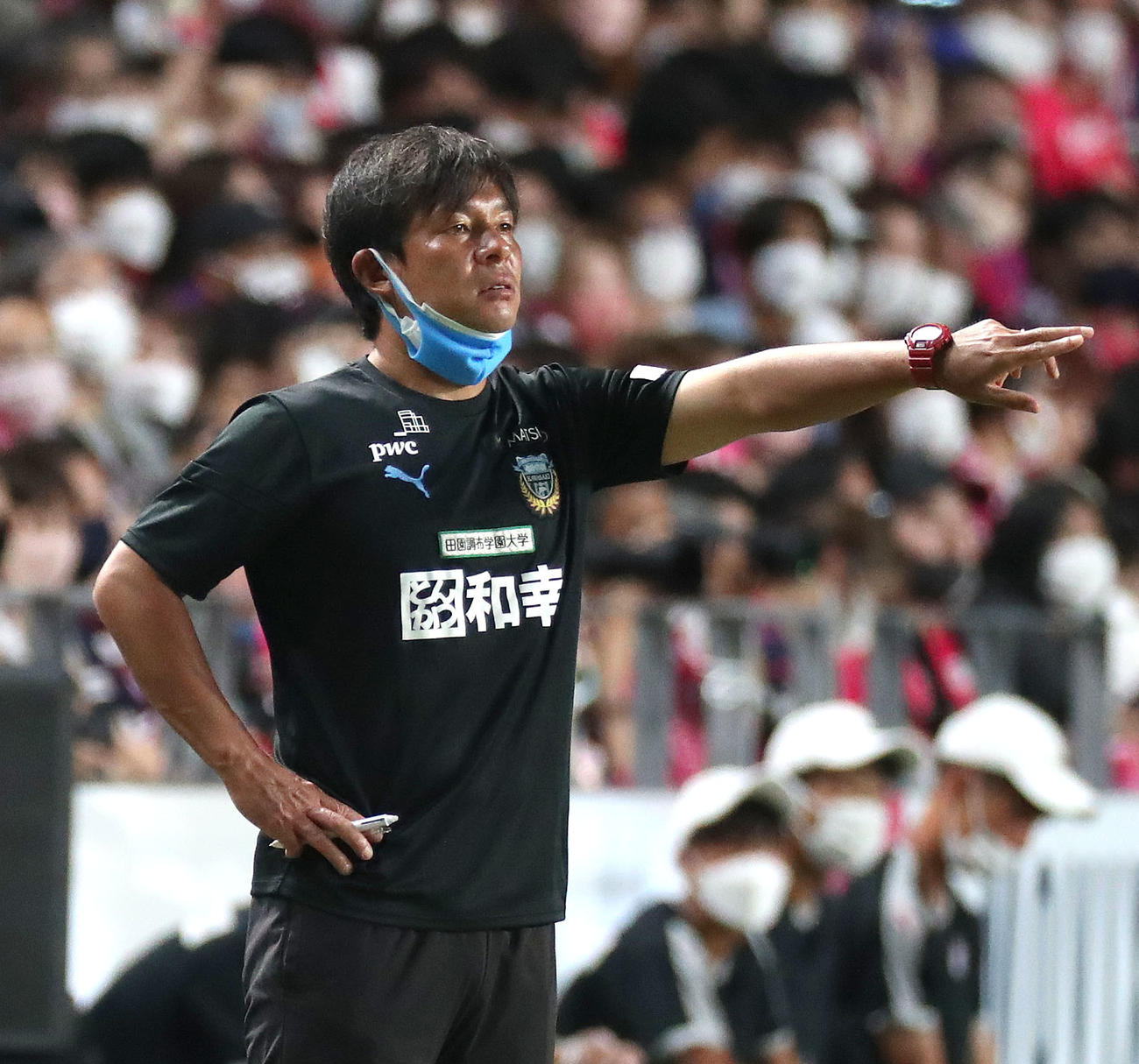 C大阪対川崎F　前半、指示を出す川崎F鬼木監督（撮影・白石智彦）