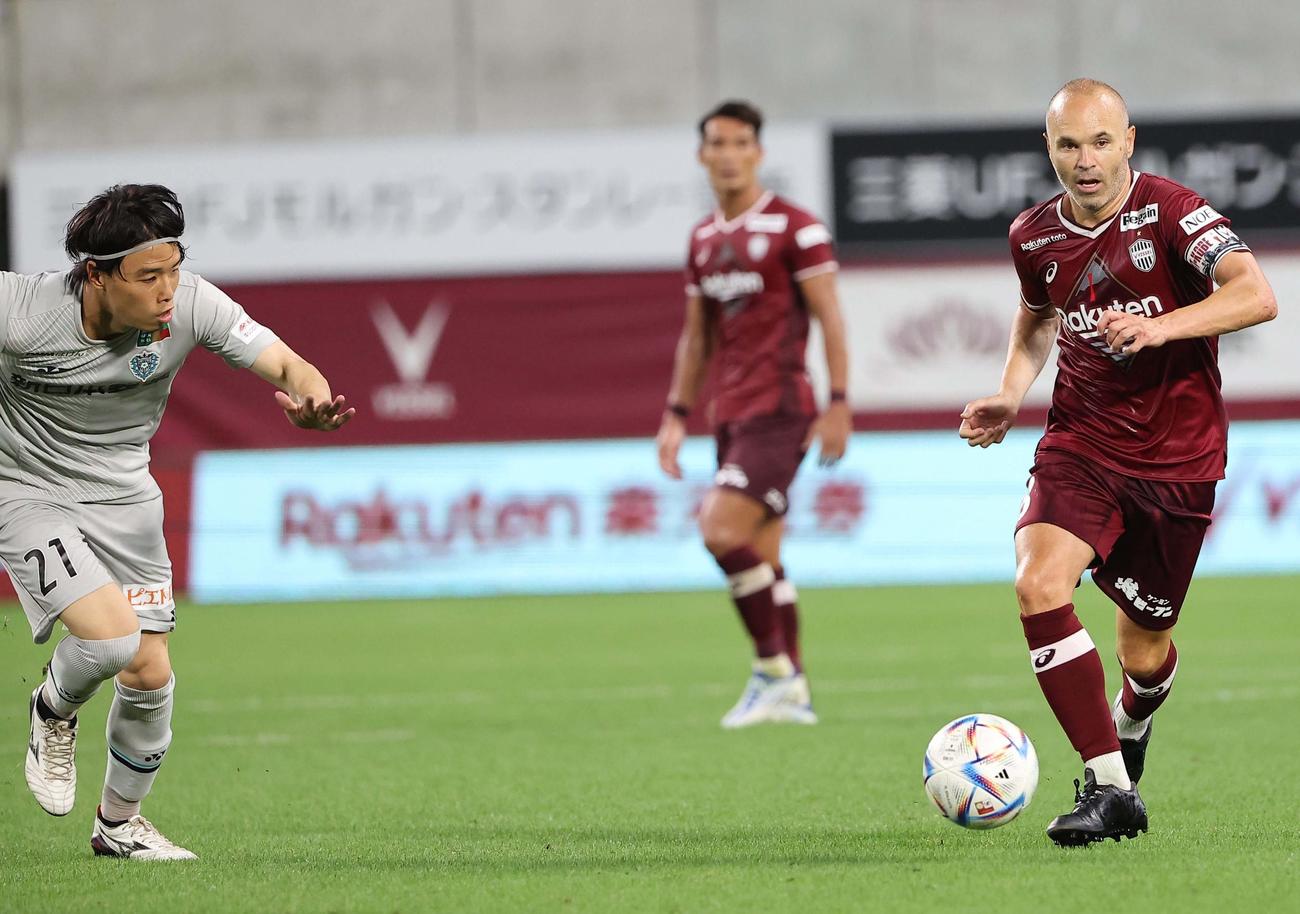 神戸対福岡　後半ロスタイム、福岡GK山ノ井（左）は神戸イニエスタと対峙する（撮影・上田博志）