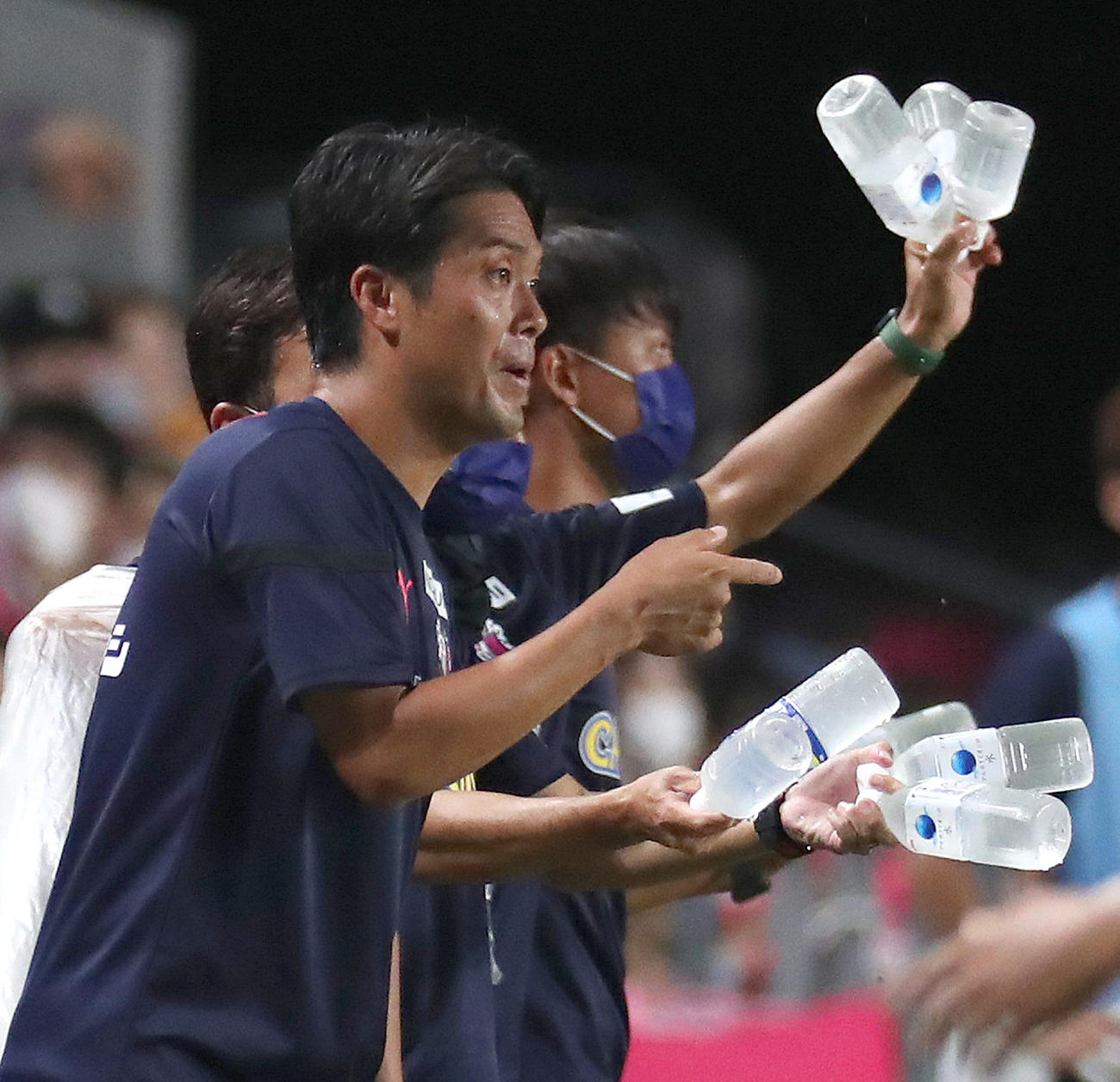 C大阪対川崎F　後半、飲水タイムに指示を出すC大阪高木コーチ（撮影・白石智彦）