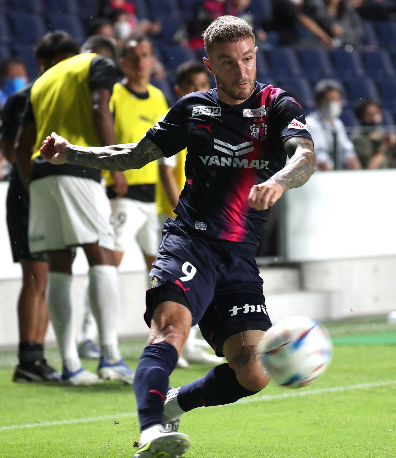 C大阪対川崎F　後半、クロスボールを上げるC大阪アダム・タガート（撮影・白石智彦）