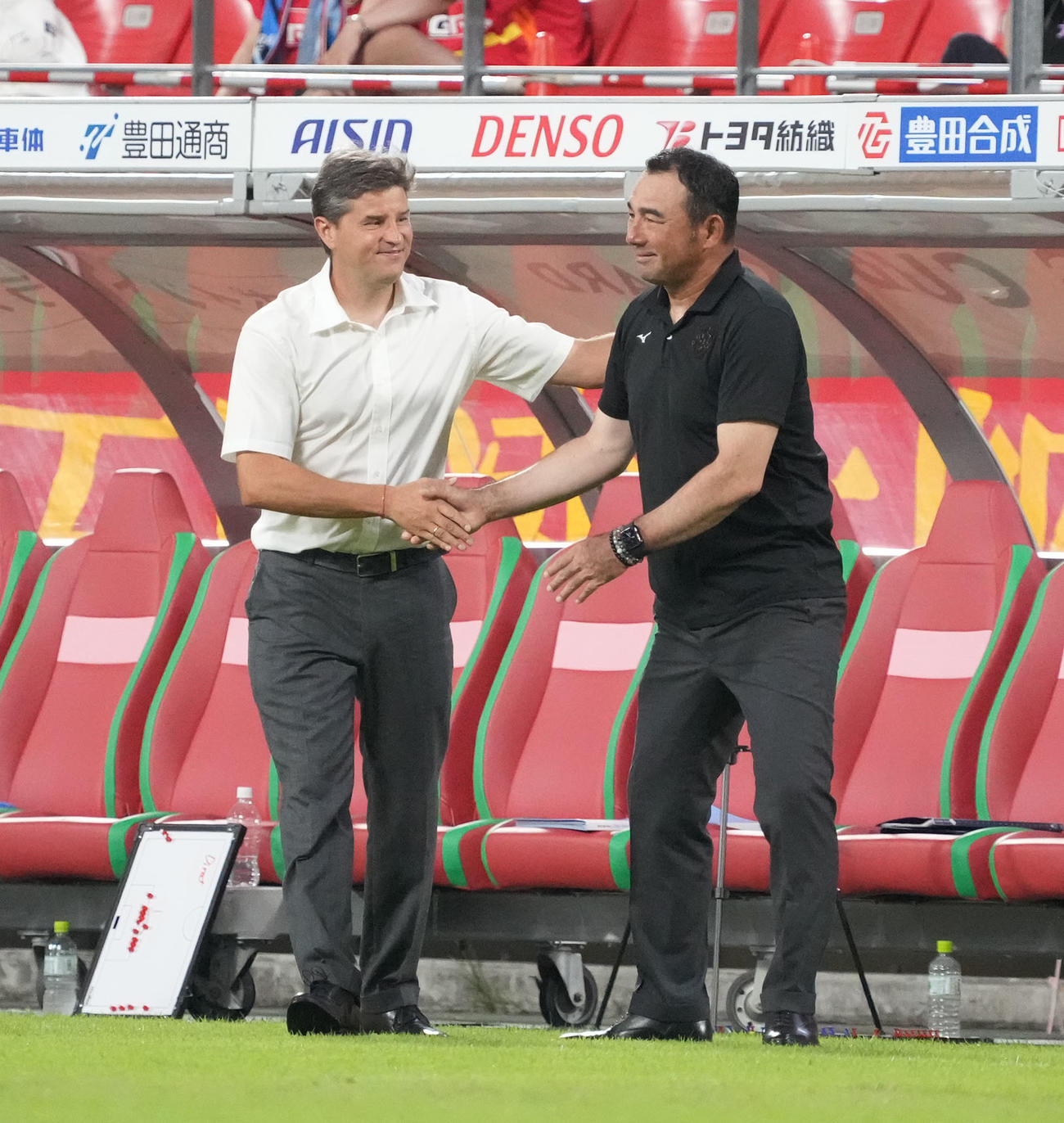 名古屋対浦和　試合後、握手を交わす浦和ロドリゲス監督（左）と名古屋長谷川監督（右）（撮影・森本幸一）