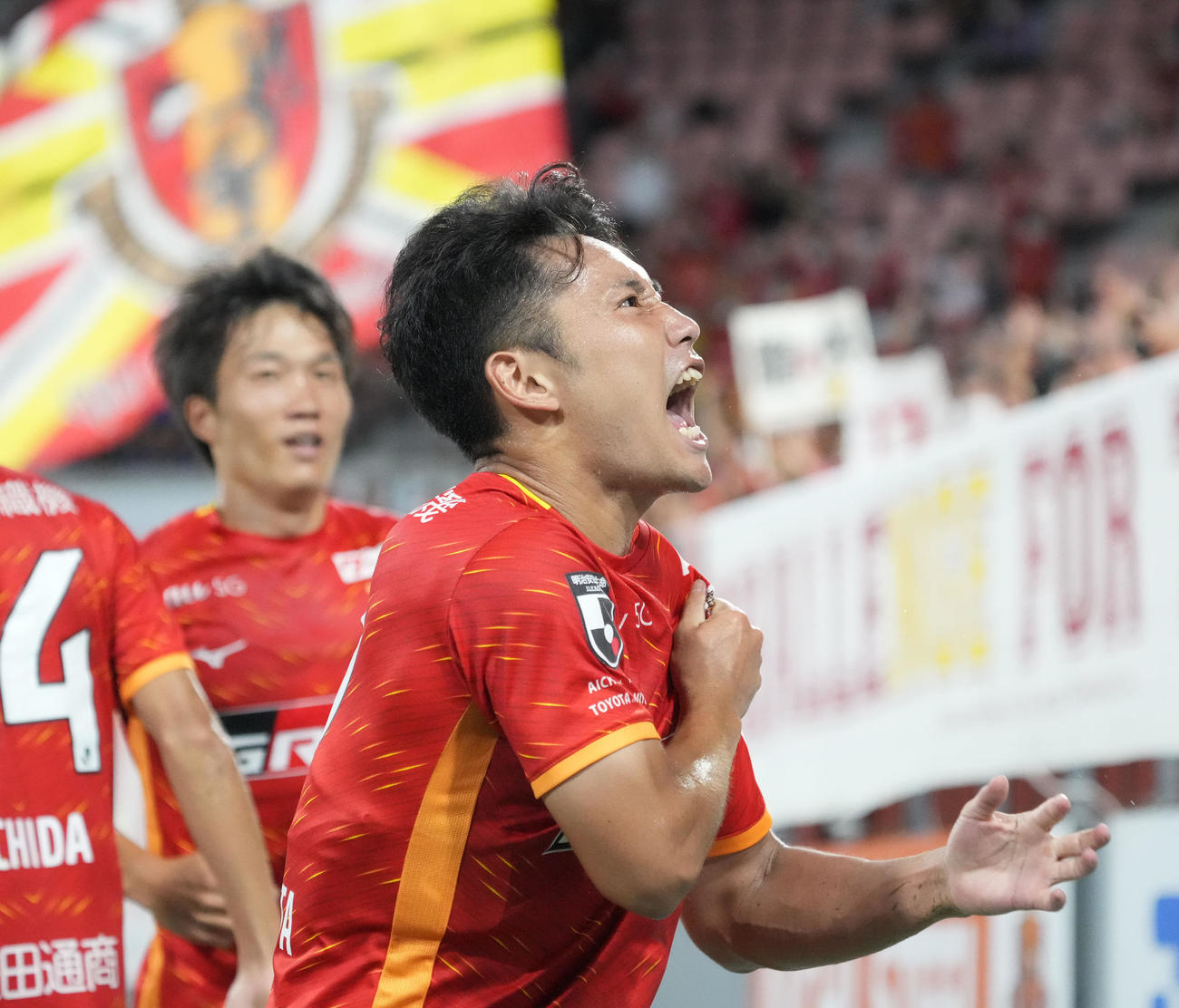 名古屋対浦和　後半、同点ゴールを決めほえる名古屋森下（右）（撮影・森本幸一）
