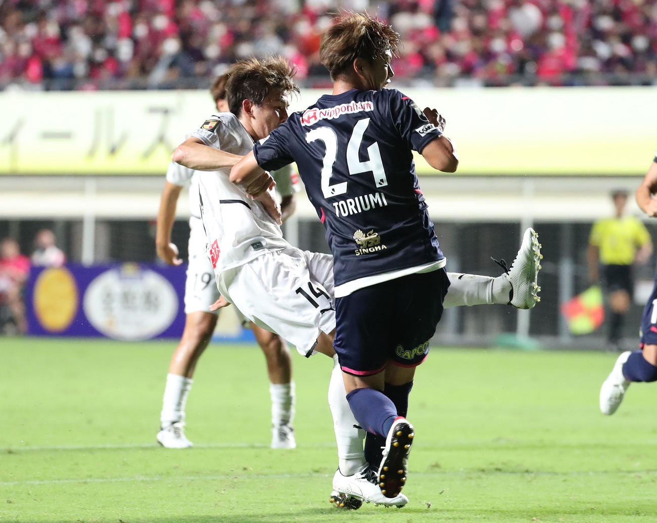 C大阪対川崎F　前半、先制ゴールを決める川崎F脇坂（左）（撮影・白石智彦）