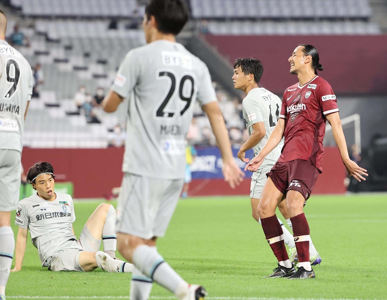 神戸対福岡　後半ロスタイム、福岡GK山ノ井（左）はフィールドプレーヤーとして出場する（撮影・上田博志）