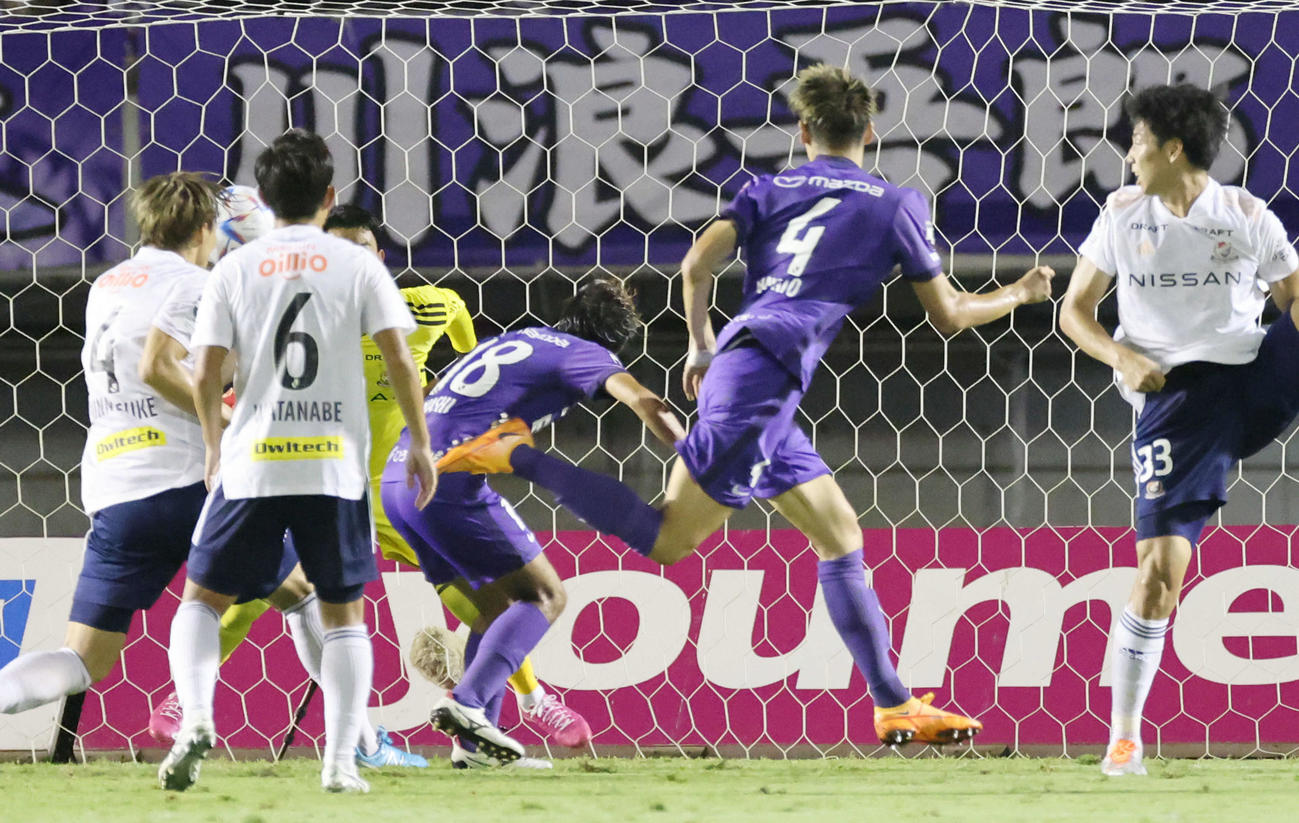 ルヴァン杯広島対横浜　勝ち越しのゴールを決める広島荒木（右から2人目）（撮影・加藤孝規）