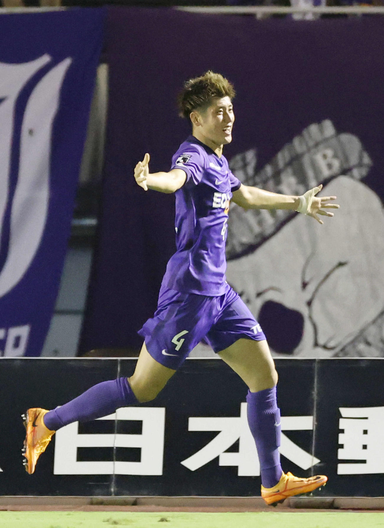 ルヴァン杯広島対横浜　勝ち越しのゴールを決め喜ぶ広島荒木（撮影・加藤孝規）