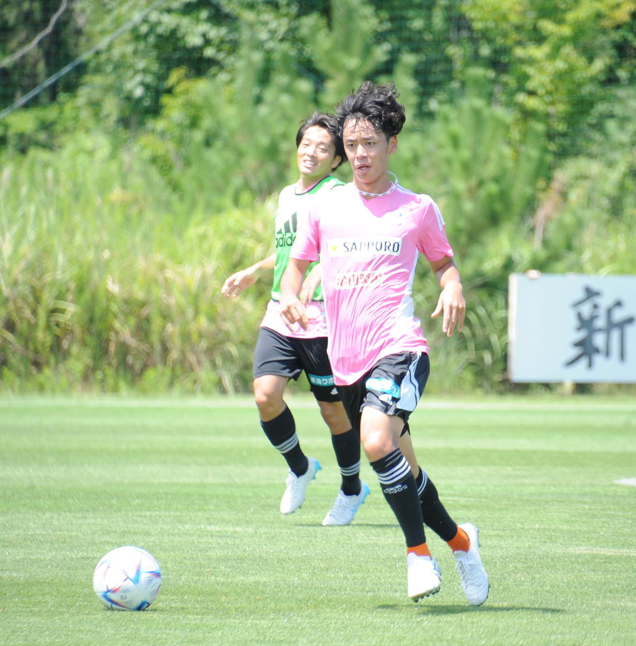 練習でドリブルする新潟MF伊藤（2022年8月2日撮影）