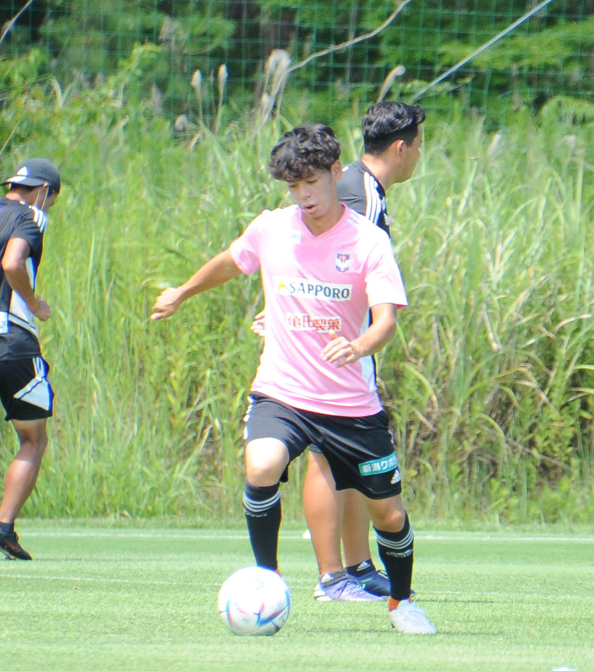 練習でパスを出す新潟MF伊藤（2022年8月2日撮影）