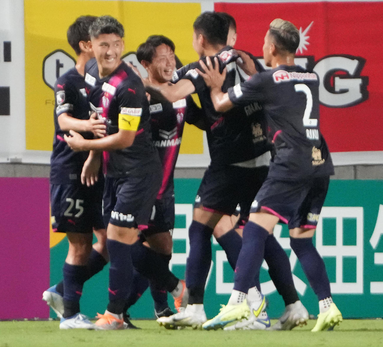 C大阪対神戸　前半、ミドルシュートを決め喜ぶC大阪鈴木（中央）（撮影・清水貴仁）
