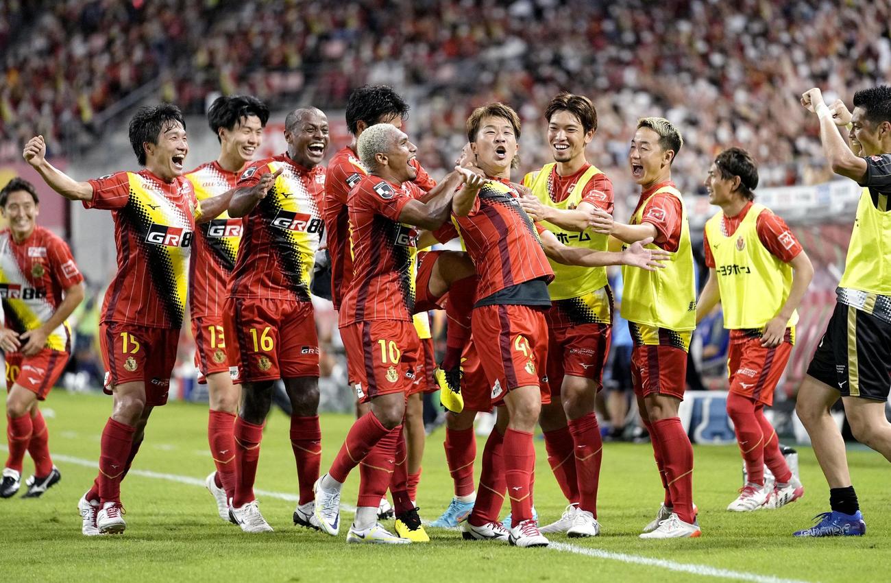 後半、チーム3点目のゴールを決め、喜ぶ名古屋・永井（右から5人目）（共同）