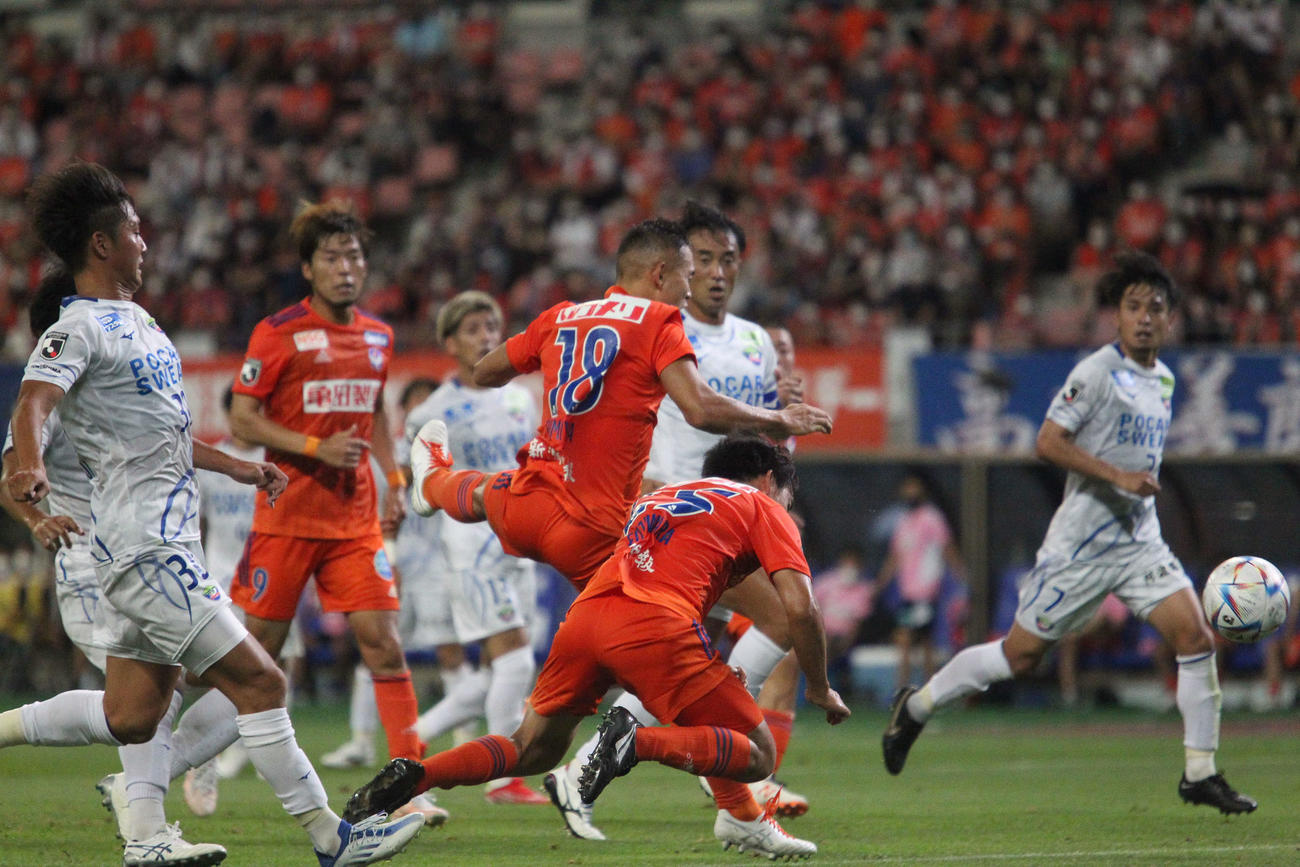 0－2の後半33分、右DFの藤原が低い姿勢でヘッドを決めたゴールで反撃開始