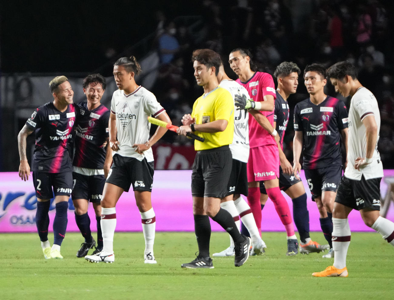C大阪対神戸　試合に敗れ、がっくりする神戸の選手と勝利に喜ぶC大阪の選手たち（撮影・清水貴仁）