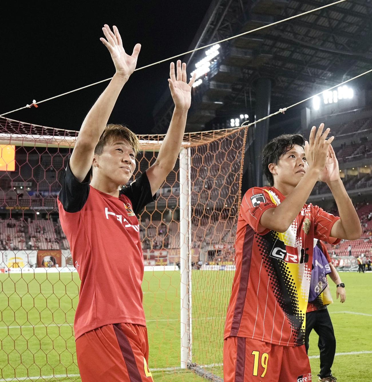 浦和に快勝し、スタンドに手を振る名古屋の永井（左）と重広（共同）