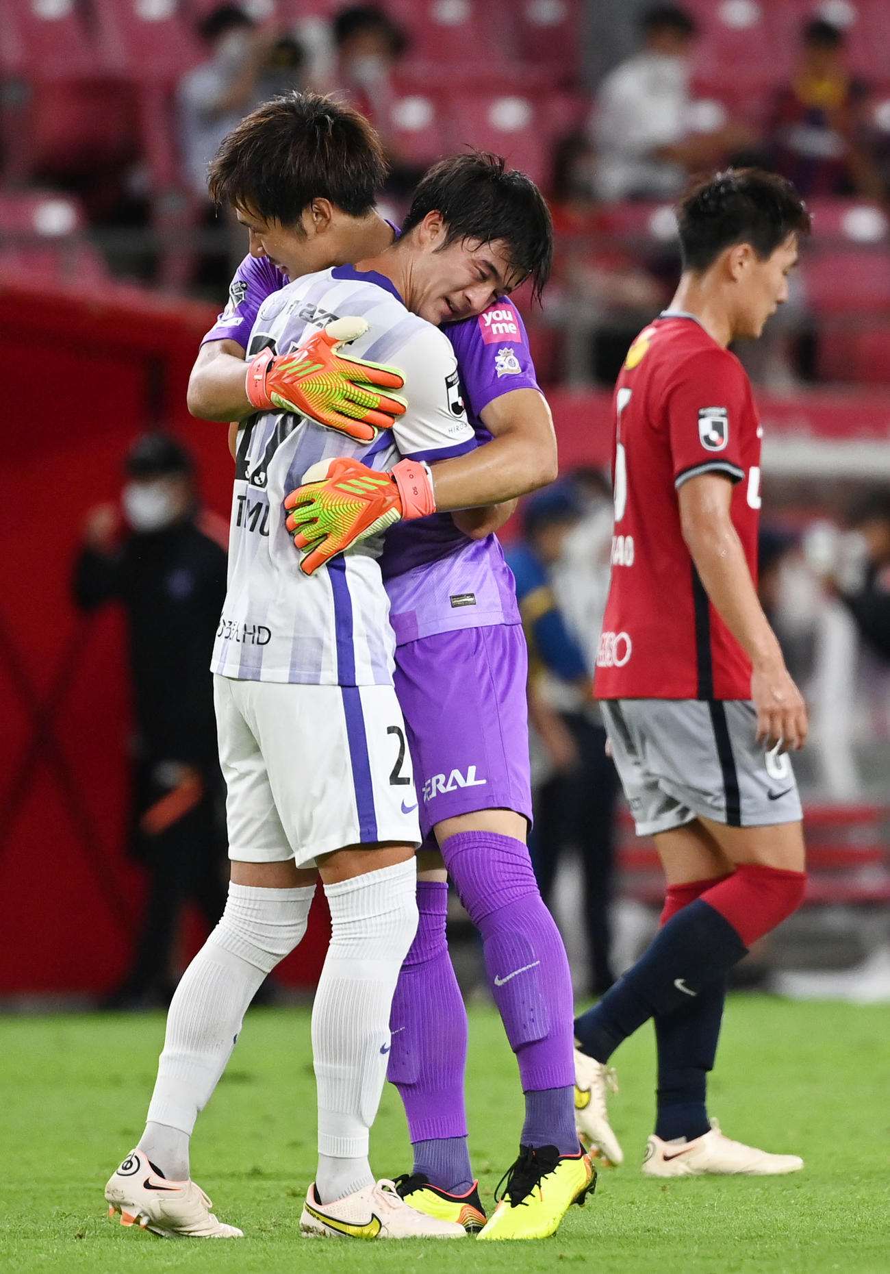 鹿島対広島　鹿島に勝利し抱き合う広島川村（手前）とGK大迫（撮影・横山健太）