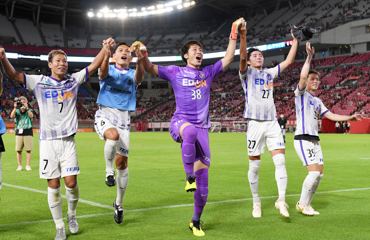 鹿島対広島　鹿島に勝利し歓喜する、左から広島野津田、青山、GK大迫、川村、満田（撮影・横山健太）