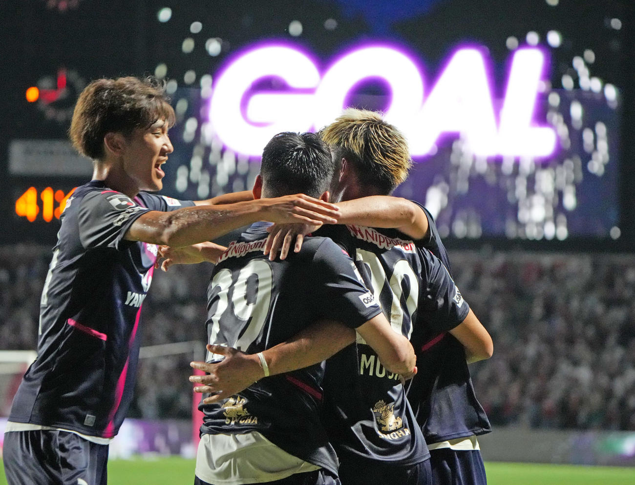 Ｃ大阪対神戸　後半、味方ＦＫからゴールを決めチームメートから祝福を受けるＣ大阪加藤陸次樹（右背中）（撮影・清水貴仁）