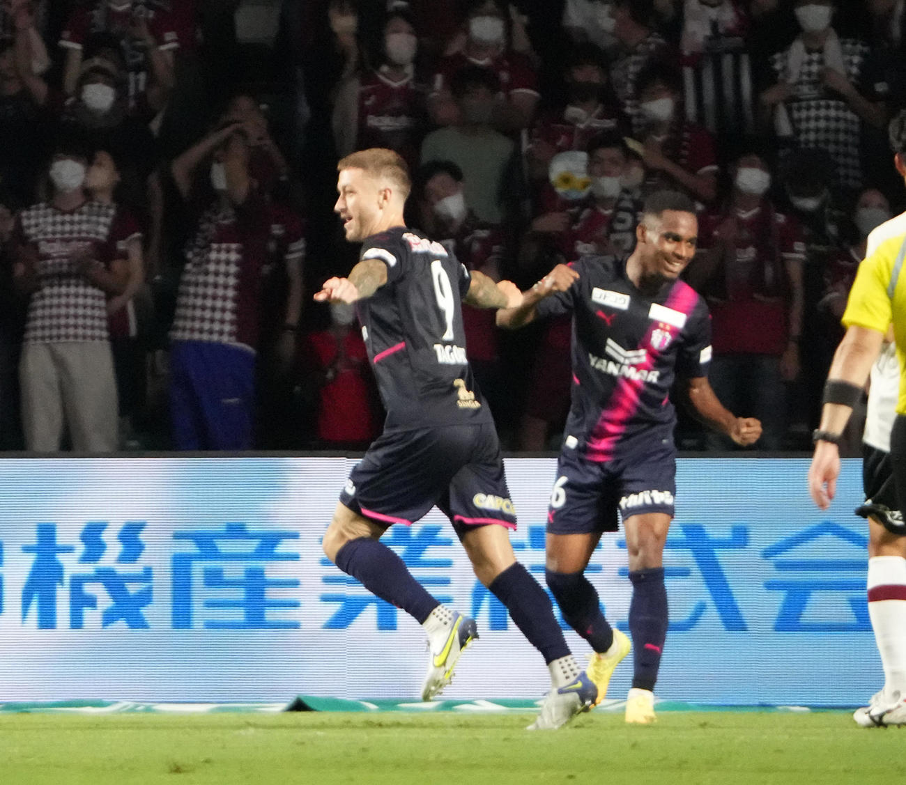 C大阪対神戸　前半、ゴール前でフリーとなり先制ゴールを決めるC大阪タガート（左）（撮影・清水貴仁）