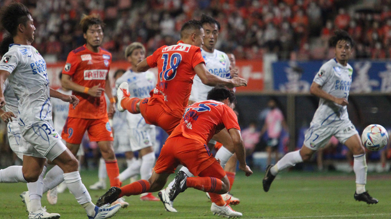 0－2の後半33分、右DFの藤原が低い姿勢でヘッドを決めたゴールで反撃開始