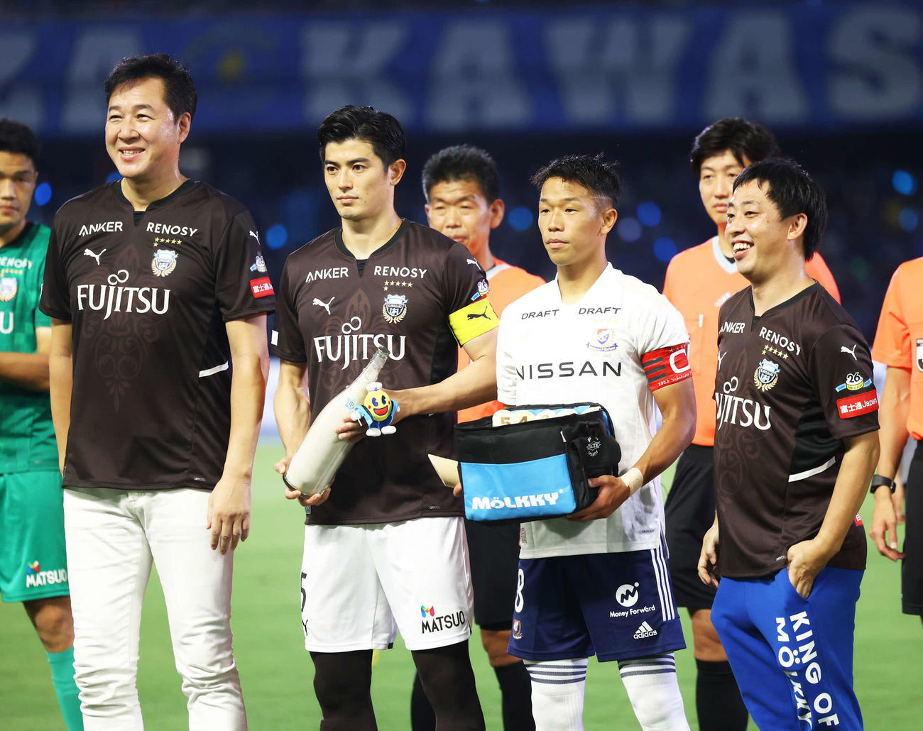 川崎F対横浜　試合開始前、セレモニーに臨む、左から日本バレーボール協会川合会長、川崎F谷口、横浜喜田、さらば青春の光森田（撮影・河田真司）