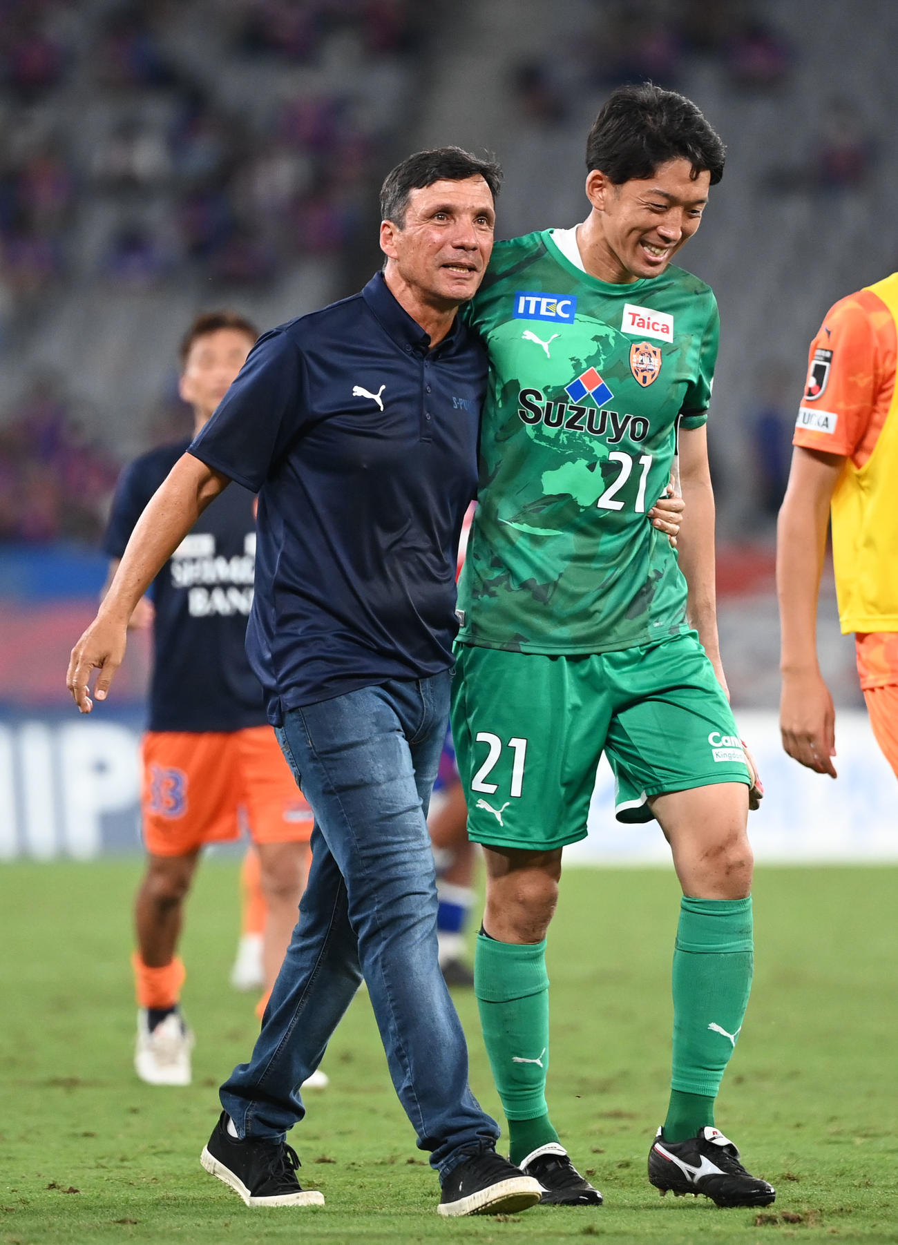東京対清水　東京に勝利し笑顔を見せる清水リカルド監督（左）とGK権田（撮影・横山健太）