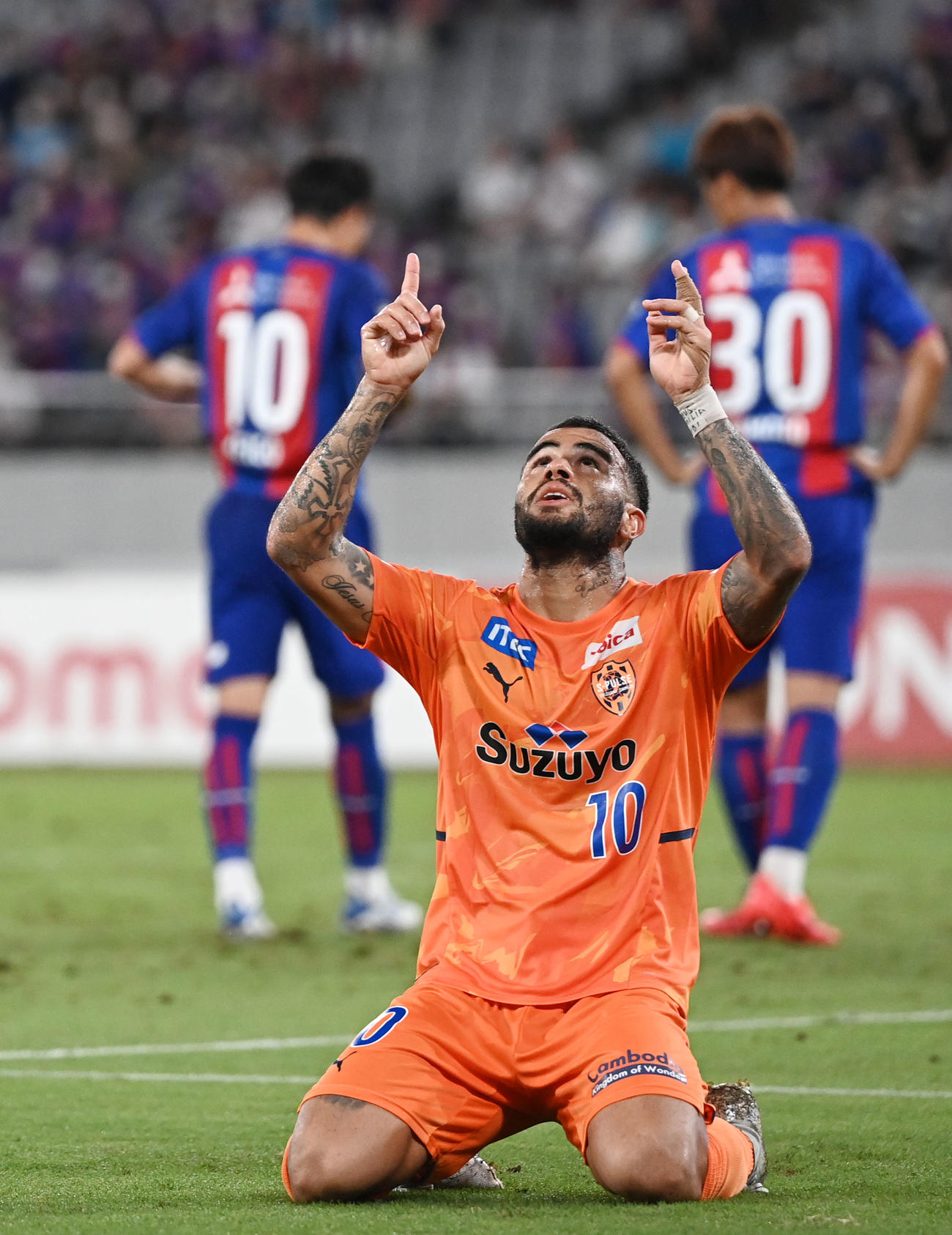 東京対清水　後半、ゴールを決め空を指さす清水カルリーニョス（撮影・横山健太）