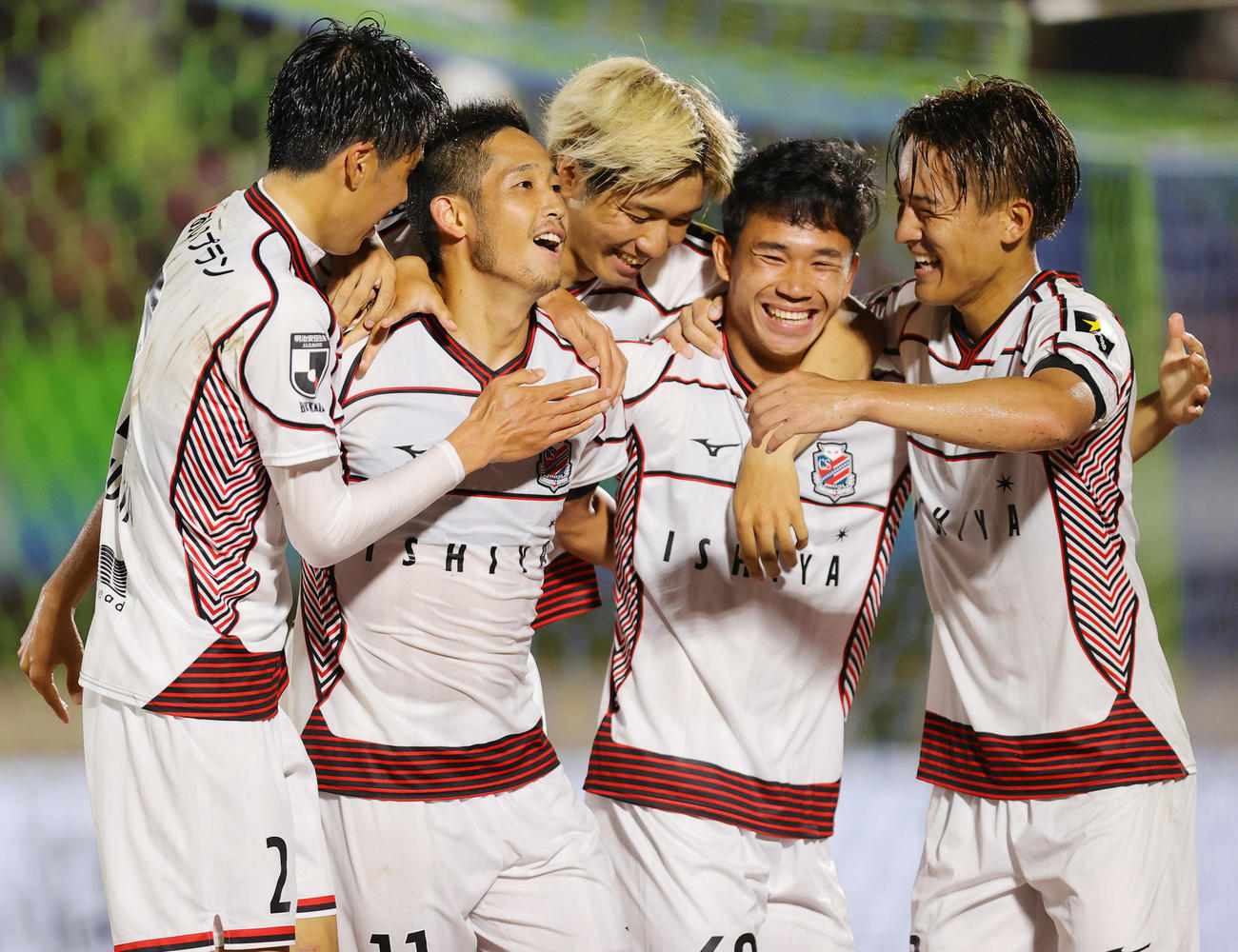 湘南対札幌　後半、ゴールを決めた札幌青木（左から2人目）はアシストのスパチョーク（右から2人目）らと喜び合う（撮影・野上伸悟）