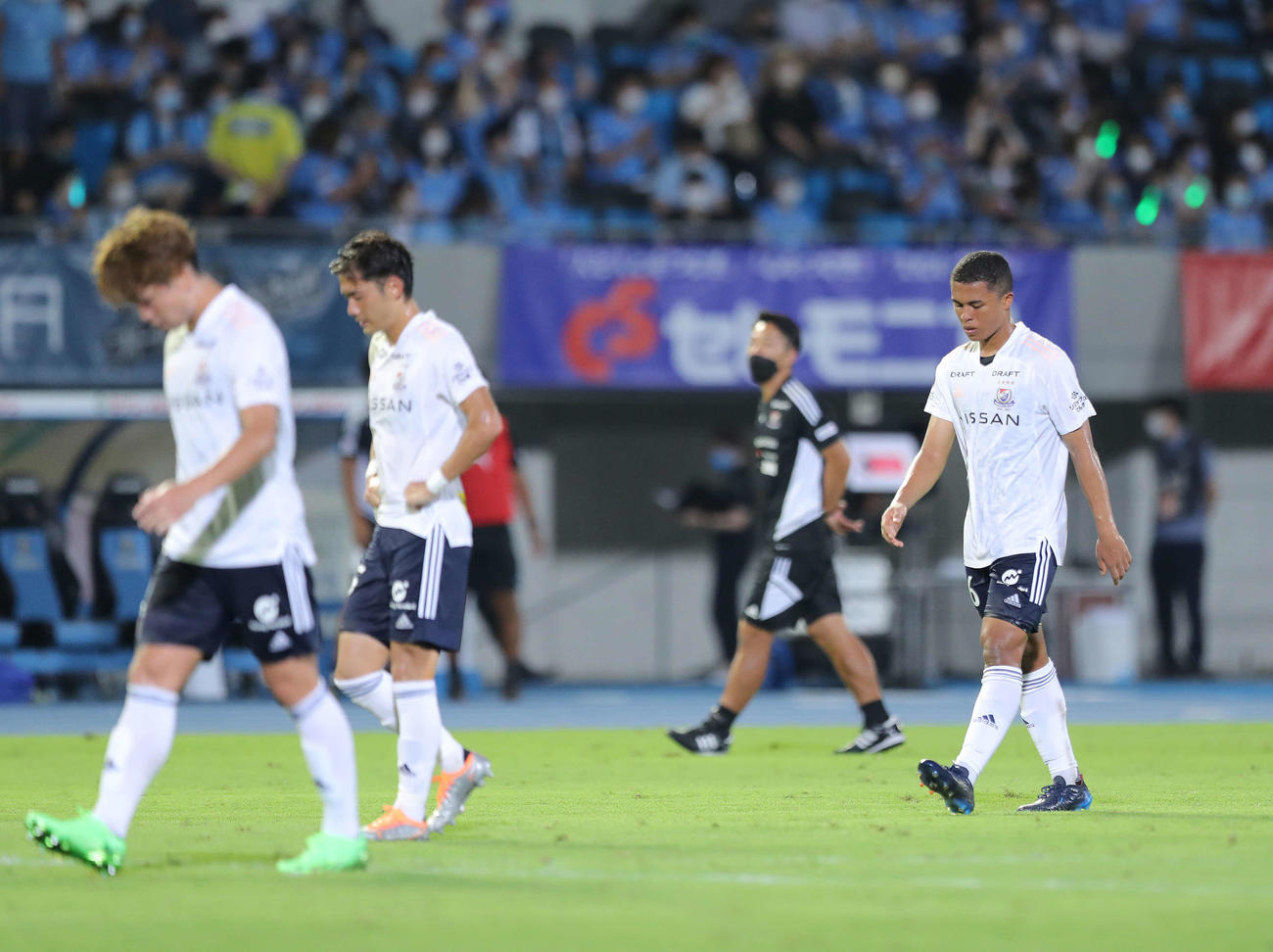 川崎F対横浜　川崎Fに敗れ、浮かない表情で引き揚げる藤田（右）ら横浜イレブン（撮影・河田真司）