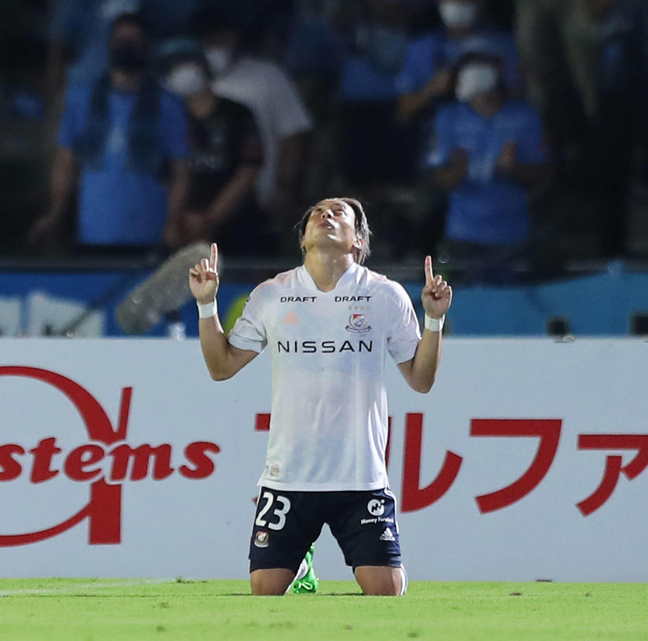 川崎F対横浜　前半、ゴールを決め天を仰ぐ横浜仲川（撮影・河田真司）