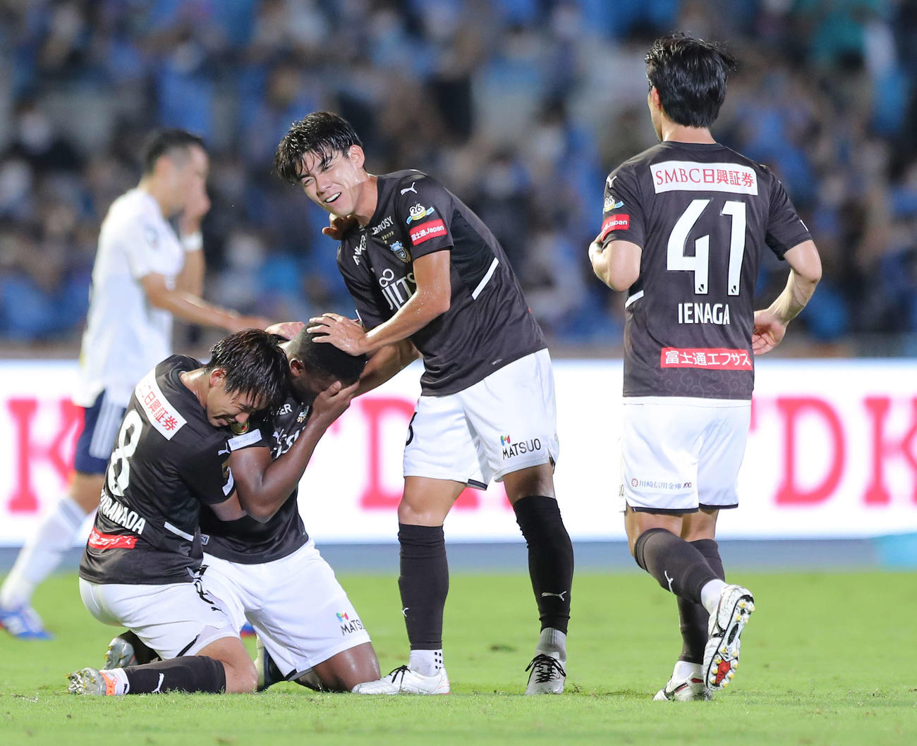 川崎F対横浜　横浜に勝利し、勝ち越し弾を決めた川崎Fジェジエウ（左から2人目）は顔を手で覆いながら歓喜する（撮影・河田真司）
