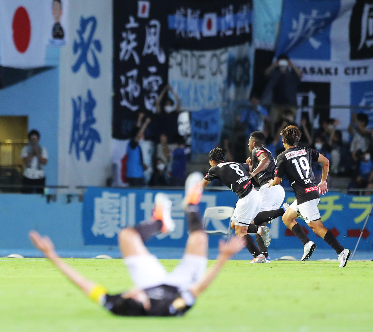 川崎F対横浜　後半、勝ち越し弾を決めた川崎Fジェジエウ（後方左から2人目）はサポーターのもとに走り出す（撮影・河田真司）