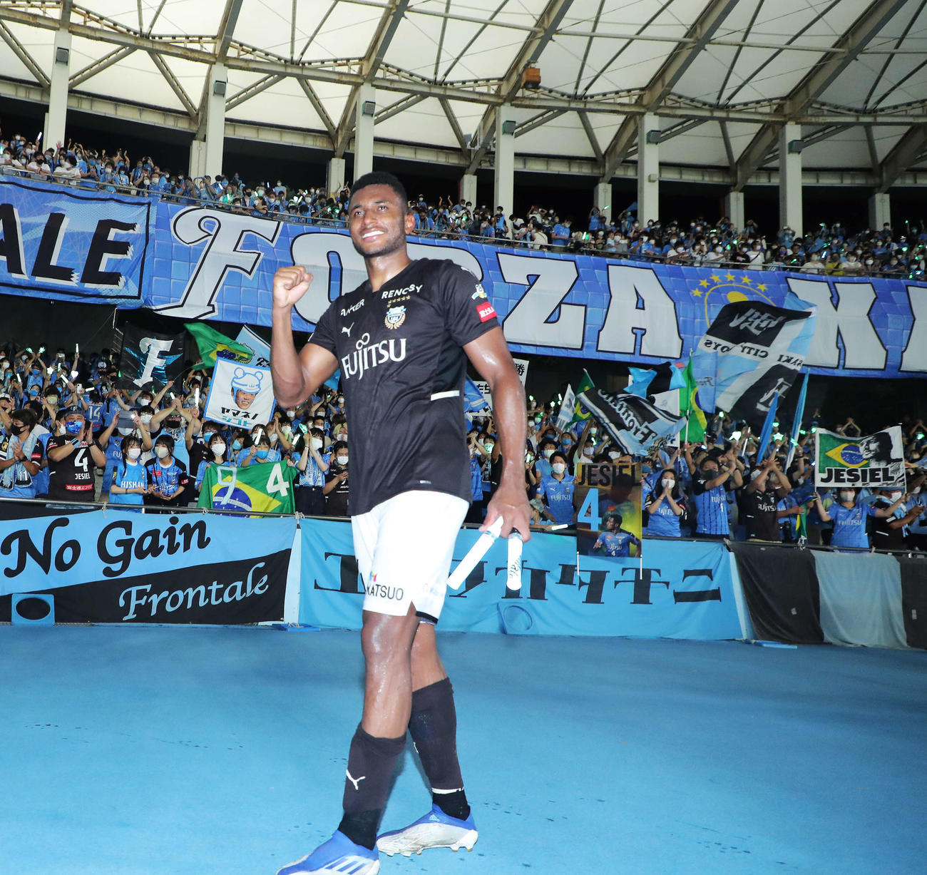 川崎F対横浜　横浜に勝利し、サポーターにあいさつして回る川崎Fジェジエウ（左）（撮影・河田真司）