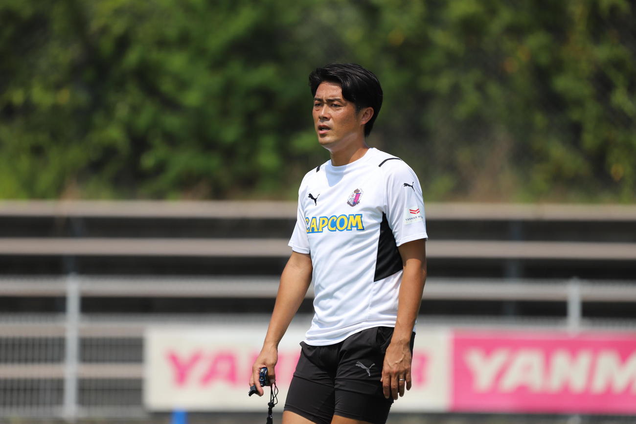 川崎F戦に向けて練習を指揮するC大阪高橋大輔コーチ（C）CEREZO OSAKA