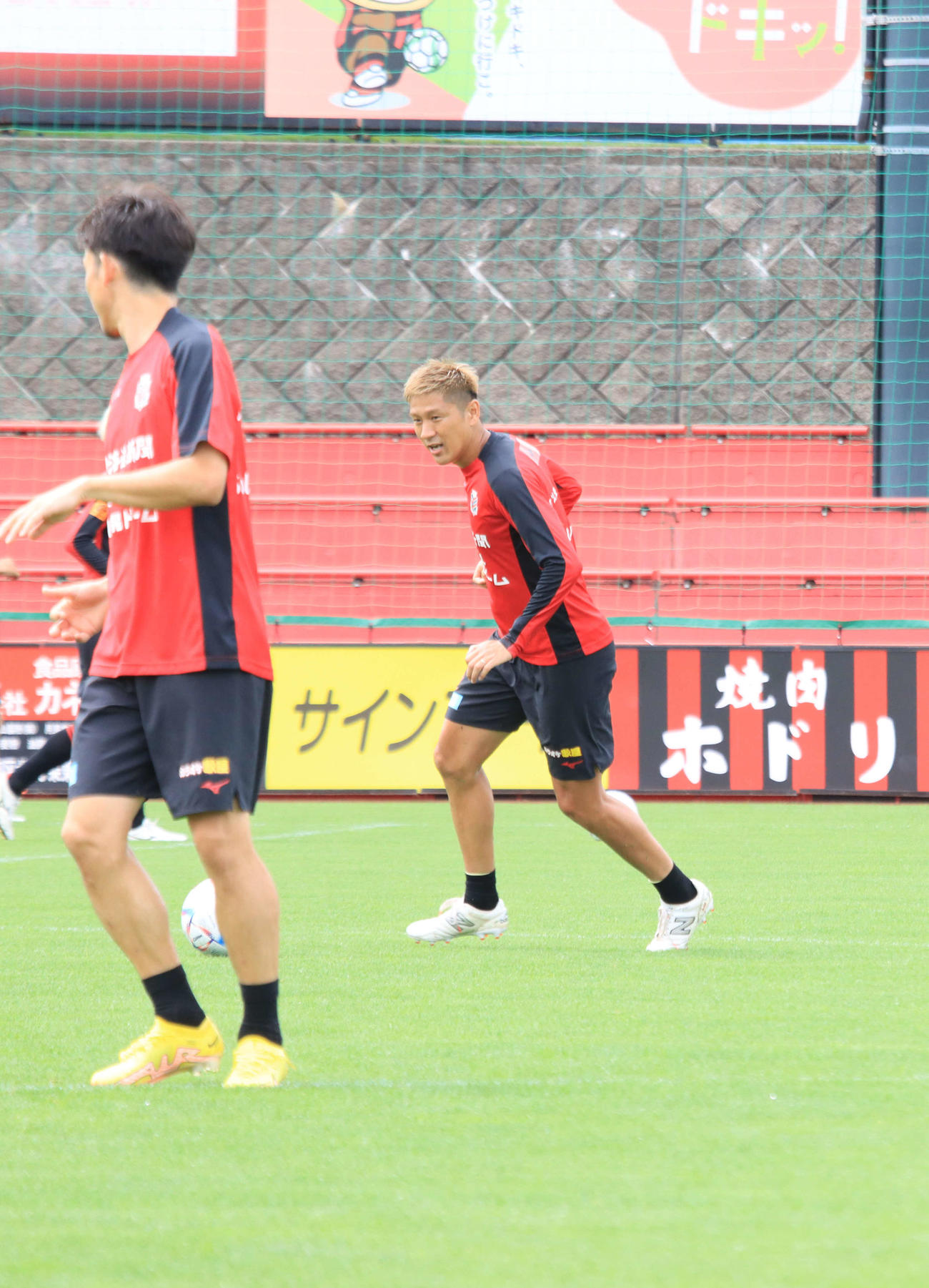 神戸戦に向けて練習する札幌宮沢（右）（撮影・保坂果那）