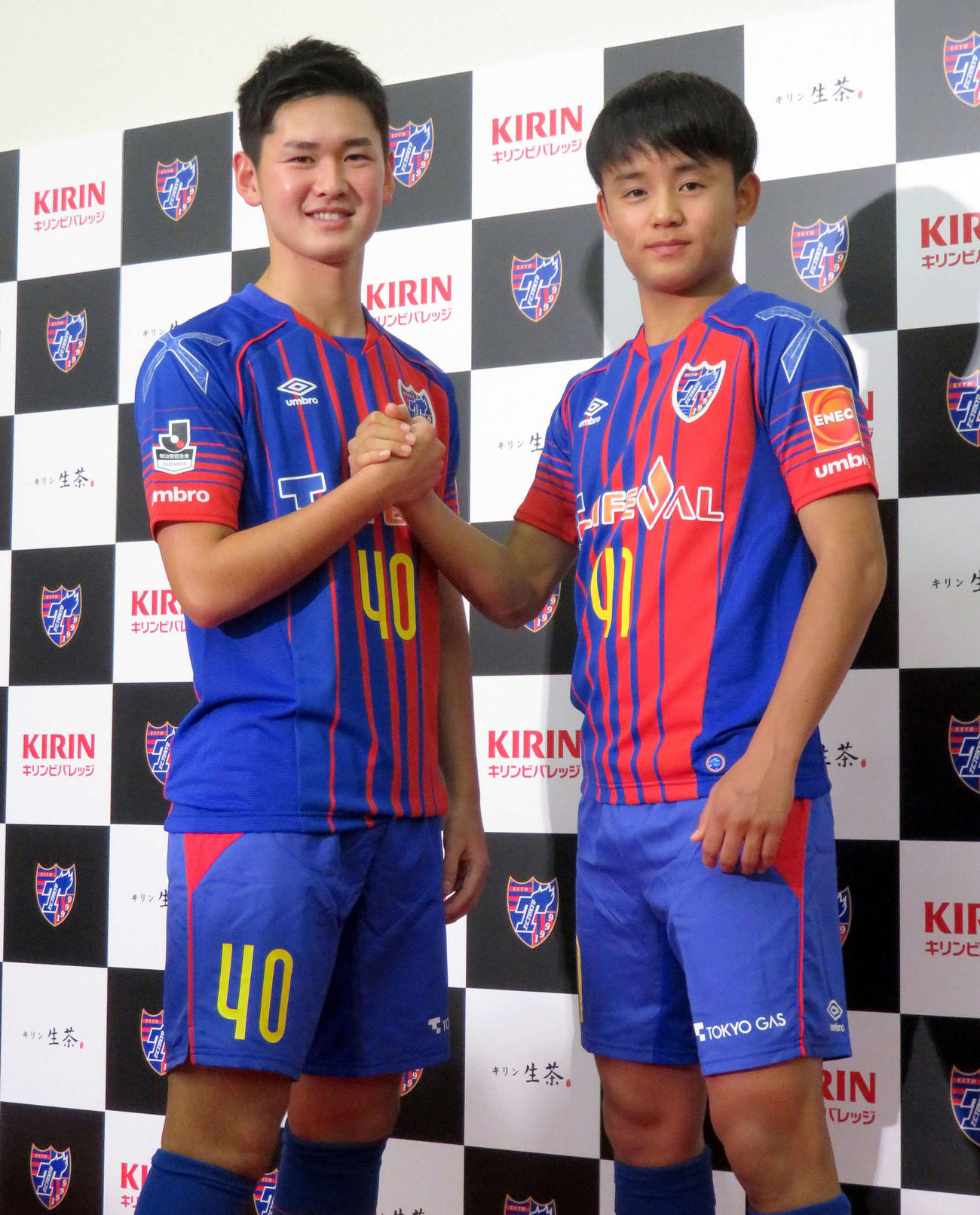 17年11月、プロ契約締結会見を行った東京の16歳MF久保（右）と17歳MF平川
