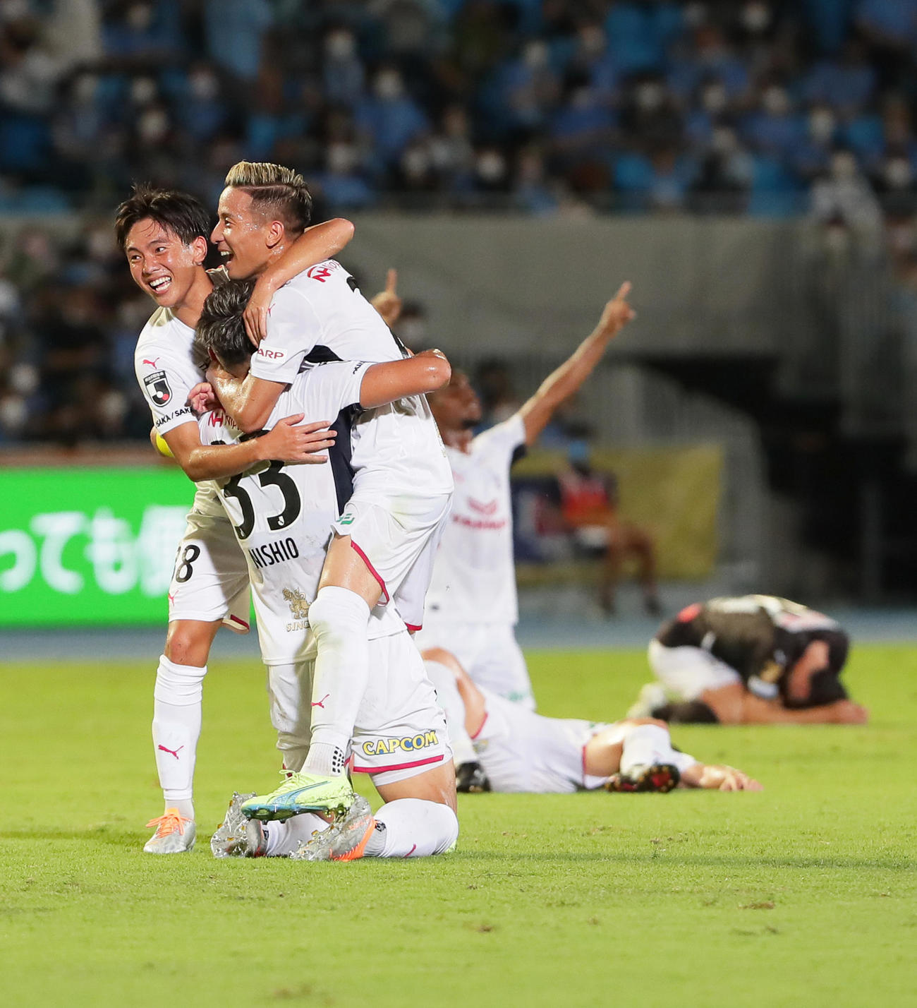 川崎F対C大阪　準決勝進出を決め抱き合い喜ぶC大阪松田（左から3人目）ら（撮影・足立雅史）