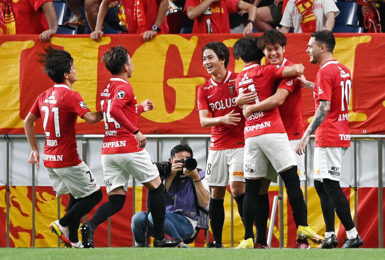 浦和対名古屋　前半、伊藤（右から2人目）がゴールを決め歓喜する浦和イレブン（撮影・横山健太）