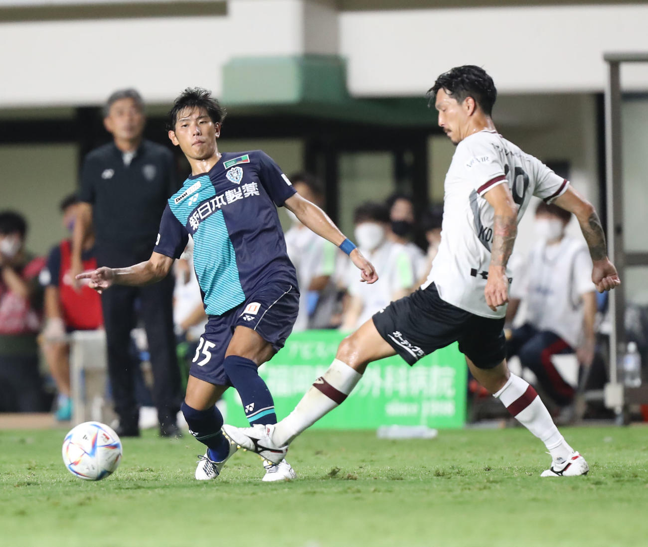 福岡対神戸　後半、パスを出す福岡平塚（撮影・屋方直哉）